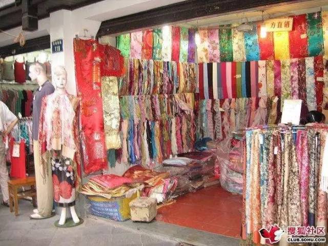 2017蘇杭絲綢服裝（郟縣）博覽會盛大開幕 3000條真絲圍巾免費送，針紡織品精品匯聚